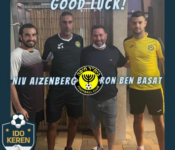 שני השחקנים במעמד החתימה