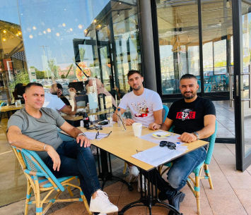 גבאי במעמד החתימה