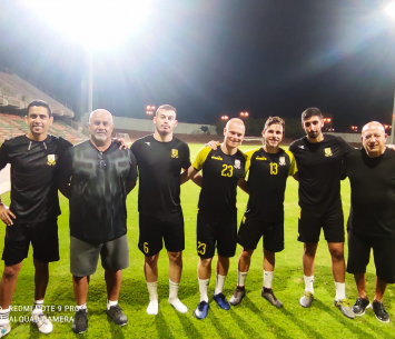 השחקנים במעמד החתימה