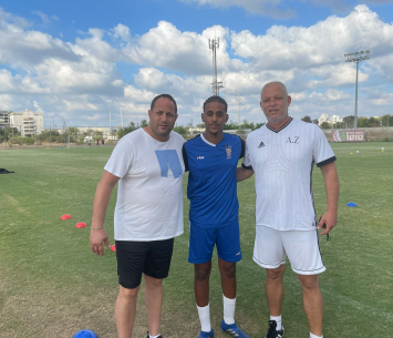 וודגה במעמד החתימה 