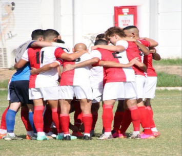 מתחילים ברגל ימין. שחקני הפועל טירת הכרמל. (צילום המועדון)