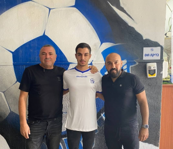 איבגי במעמד החתימה