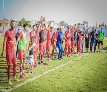 מרוצים מהניצחון הראשון. צעירי טייבה (צילום: אמיר חאג'י יחיא)