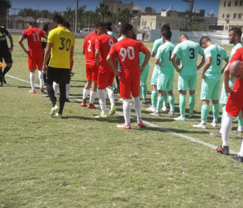 שחקני שתי הקבוצות בפתיחת המשחק