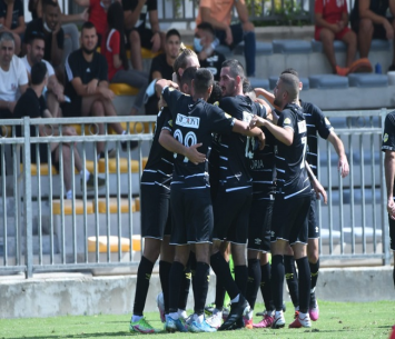 מתחילים במסע. שחקני קריית ים (צילום: אבי רביבו)