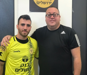 פינטו במעמד החתימה