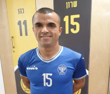 אבו ענזה במעמד החתימה