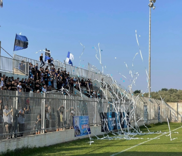 שמחה גדולה ביציע. אוהדי שפרעם (צילום: דף הפייסבוק של איחוד שפרעם)