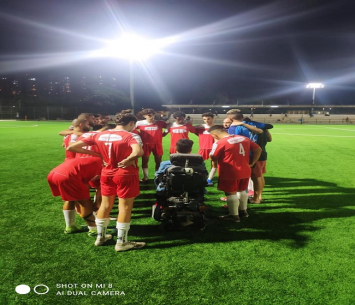 מעורר השראה. בן שמעון עם שחקני הנוער (צילום: פייסבוק העמוד הרשמי של רמת ישראל)