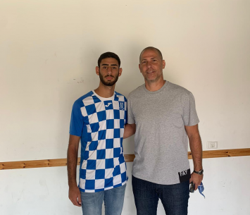 ישי במעמד החתימה