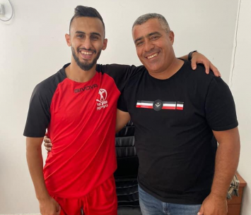 מוסא במעמד החתימה