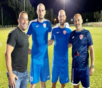 שני השחקנים במעמד החתימה