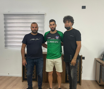 אסייג במעמד החתימה 