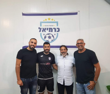 כיואן במעמד החתימה