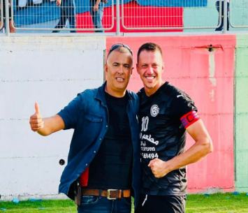 מקום ראשון. הקפטן מוחמד נוג'ידאת ומנהל הקבוצה ג'ודאת נוג'ידאת