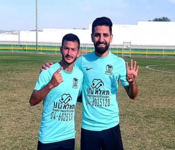 מכונת שערים! מוחמד כבהא שכבש רביעייה מימין ומוחמד רפעת משמאל (צילום: איחוד בני כפר קרע)