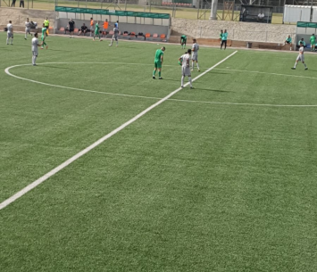 פתיחת המשחק. שחקני שתי הקבוצות