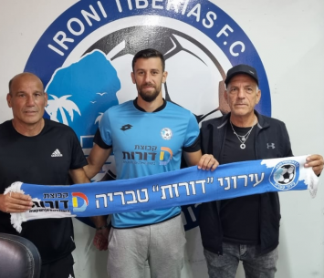 ביסאן במעמד החתימה