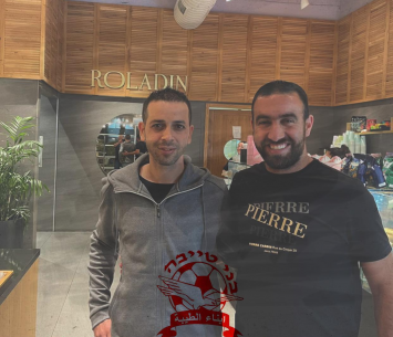 מנסור במעמד החתימה