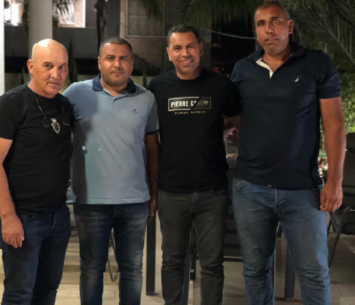 עזב. אבו הלאל ברגע החתימה