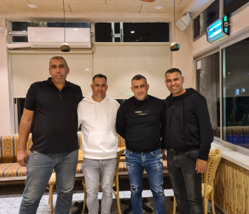 עבאס במעמד החתימה