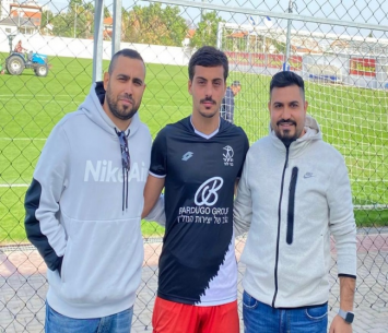 מזרחי במעמד החתימה 