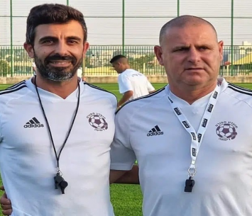 גיבוי מההנהלה . ויינשטיין עם עוזרו 