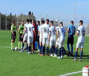 שחני נווה שאנן ואיכסל בתחילת המשחק. (צילום: דוברות מועדון הכדורגל 