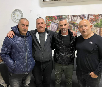 חוזר לכר הדשא. כהן