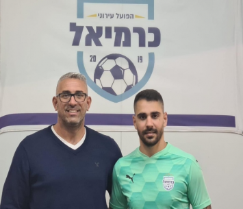 אזולאי במעמד החתימה (צילום: הפועל עירוני כרמיאל)