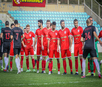 תחילת הקרב. שחקני שתי הקבוצות (צילום: נזיה סולטאן)