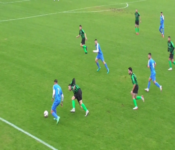 שחקני מכבי עוספיה ומכבי נווה שאנן. (צילום: כמאל אבו סעדה)