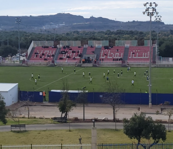 שחקני שתי הקבוצות באצטדיון בוקעאתא