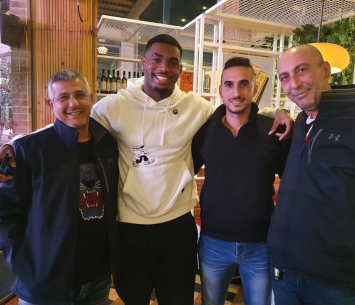 איבקווה במעמד החתימה