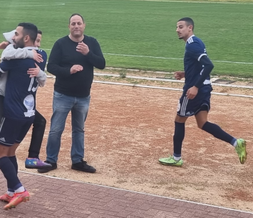 חגגו שער יתרון. שחקני חולון (צילום: רועי אסף)