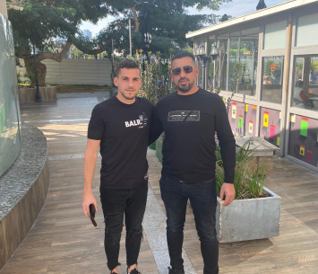 עגייב במעמד החתימה