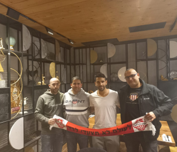 מראד במעמד החתימה