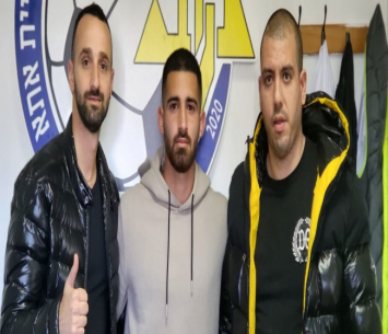 גולן במעמד החתימה