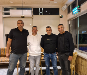 במעמד החתימה. עבאס