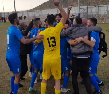 חוגגים עלייה לפלייאוף. שחקני כרמיאל (צילום המועדון)