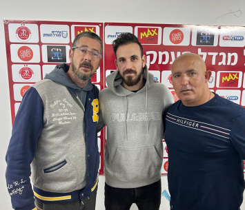 יוסיפוביץ' במעמד החתימה