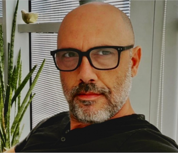 מטפל בעתירה. עו