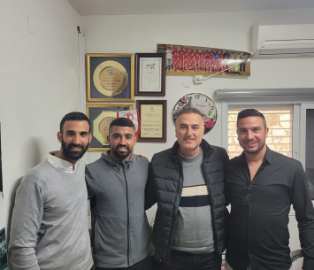 סלאמה במעמד החתימה