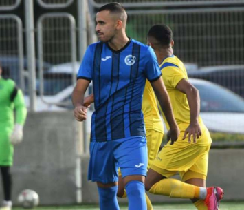 צמד אדיר. אוזן (אבי רביבו)