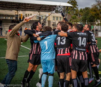 שחקני המכתש 'רומר' גבעתיים חוגגים עלייה לליגה ב' (חיים וינגרטן)