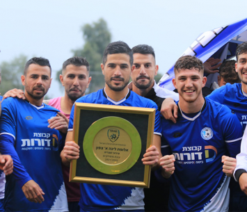 שחקני טבריה עם צלחת האליפות (דאפר מחאמיד) 