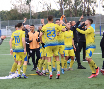 ניצחון ענק. שחקני אשדוד חוגגים (בן מלניק)