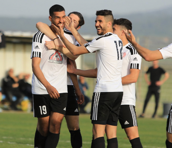 שחקני זלפה חוגגים עם כובש השער (דאפר מחאמיד)