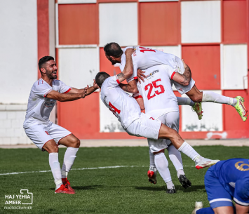 שחקני טייבה חוגגים עם עמאש (אמיר חאג' יחיא)