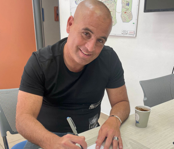 מאור במעמד החתימה